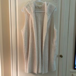 Fuzzy ivory hooded open vest with pockets Med/Lg